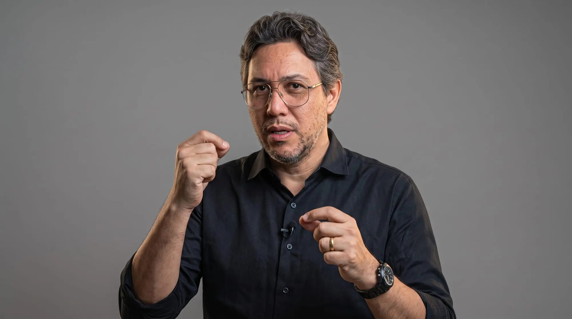Fabio Blanco, professor de oratória, gesticulando durante uma explicação