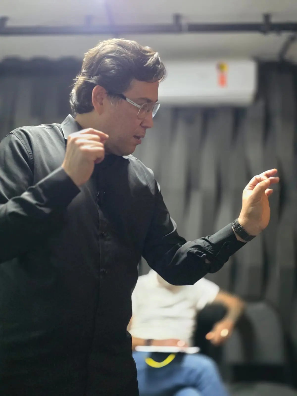 Fabio Blanco demonstra o uso das mãos durante um exercício de expressão corporal